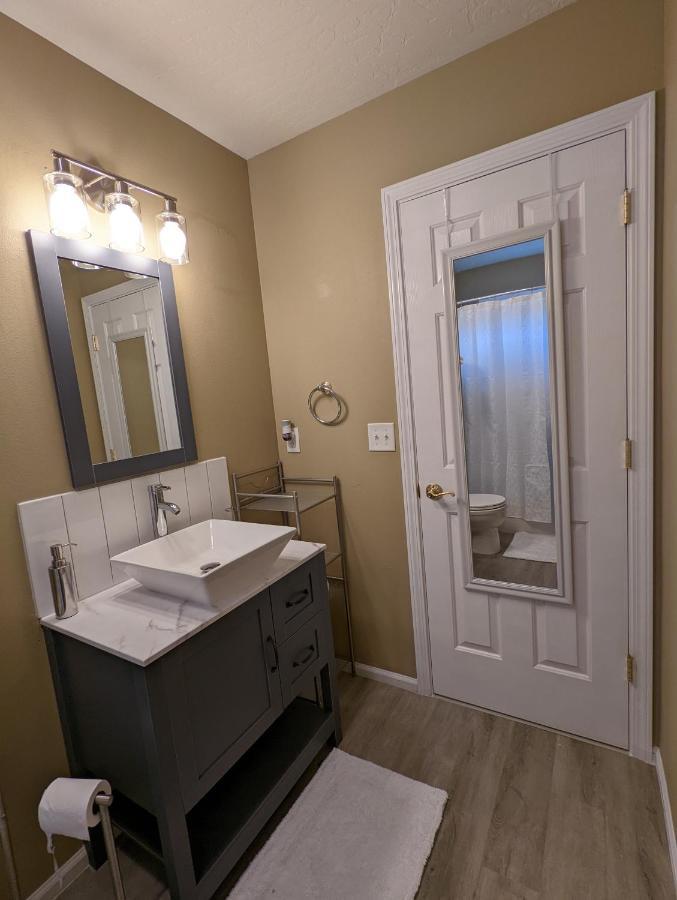 Contemporary 2-Bedroom Close To Downtown, Dining Юджин Экстерьер фото